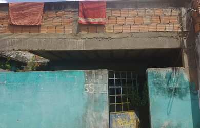 Imagem: A casa possui 4 Dormitórios, 1 Banheiro, Varanda e está localizado