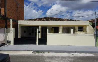 Imagem: A casa possui 3 Dormitórios, 3 Banheiros, 1 Vaga na garagem