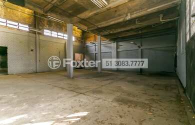 Imagem: O depósito possui 5 Vagas na garagem e 375m² de Área e está