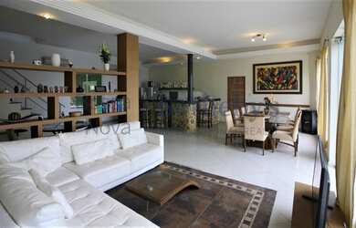 Imagem: A casa possui 5 Dormitórios, 5 Banheiros, 4 Vagas na garagem