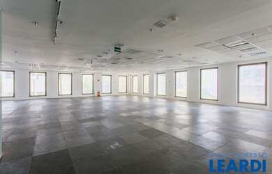 Imagem: O depósito possui 5 Vagas na garagem, 270m² de Área e está