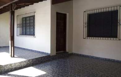 Imagem: A casa possui 4 Dormitórios, 3 Banheiros, 2 Vagas na garagem