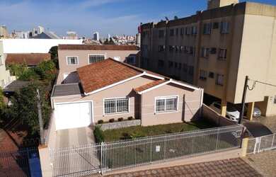 Imagem: A casa possui 5 Dormitórios, 5 Banheiros, 5 Vagas na garagem