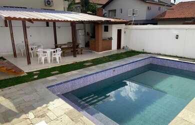 Imagem: A casa possui 4 Dormitórios, 4 Banheiros, 4 Vagas na garagem