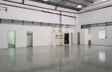 Imagem: O depósito possui 5 Vagas na garagem, 2.050m² de Área e