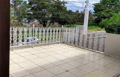 Imagem: A casa possui 3 Dormitórios, 3 Banheiros, 3 Vagas na garagem