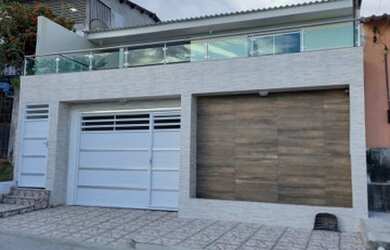 Imagem: A casa possui 4 Dormitórios, 3 Banheiros, 2 Vagas na garagem