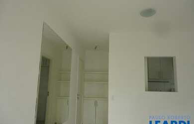 Imagem: O apartamento possui 2 Dormitórios, 1 Banheiro, 1 Vaga na garagem