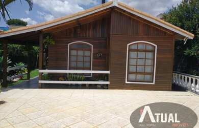 Imagem: A casa possui 3 Dormitórios, 2 Banheiros, 3 Vagas na garagem