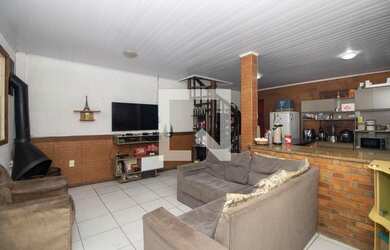 Imagem: A casa possui 3 Dormitórios, 1 Banheiro, 2 Vagas na garagem