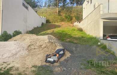 Imagem: O terreno possui 330m² de Área e está localizado em Roncáglia