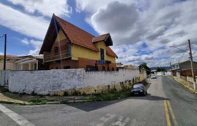 Imagem: A casa possui 3 Dormitórios, 2 Banheiros, 2 Vagas na garagem