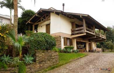 Imagem: A casa possui 4 Dormitórios, 1 Banheiro, 2 Vagas na garagem