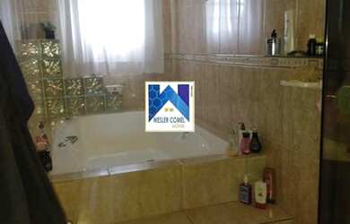 Imagem: A casa possui 3 Dormitórios, 2 Banheiros, 2 Vagas na garagem