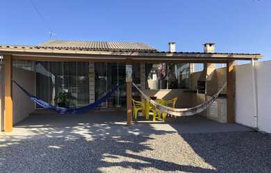 Imagem: A casa possui 3 Dormitórios, 2 Banheiros, 2 Vagas na garagem