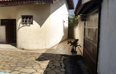 Imagem: A casa possui 3 Dormitórios, 2 Banheiros, 5 Vagas na garagem