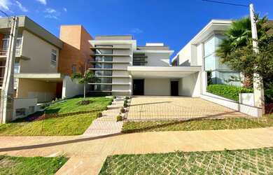 Imagem: A casa possui 3 Dormitórios, 5 Banheiros, 4 Vagas na garagem