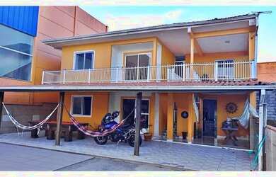 Imagem: A casa possui 2 Dormitórios, 2 Banheiros, 4 Vagas na garagem