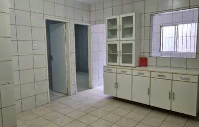 Imagem: A casa possui 3 Dormitórios, 2 Banheiros, 1 Vaga na garagem