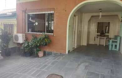 Imagem: A casa possui 2 Dormitórios, 3 Banheiros, 2 Vagas na garagem