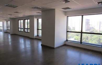 Imagem: O depósito possui 5 Vagas na garagem e 600m² de Área e está