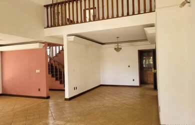 Imagem: A casa possui 4 Dormitórios, 1 Banheiro, 3 Vagas na garagem