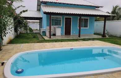 Imagem: A casa possui 2 Dormitórios, Acomodam 10 pessoas, 3 Vagas na