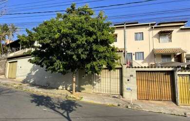 Imagem: A casa possui 2 Dormitórios, 1 Banheiro, 2 Vagas na garagem