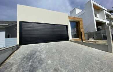 Imagem: A casa possui 3 Dormitórios, 3 Banheiros, 2 Vagas na garagem