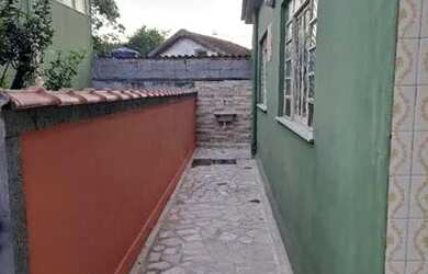 Imagem: A casa possui 2 Dormitórios, 1 Banheiro, 1 Vaga na garagem