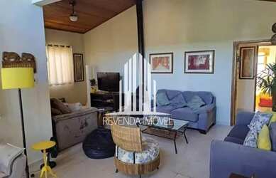 Imagem: A casa possui 3 Dormitórios, 3 Banheiros, 4 Vagas na garagem