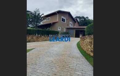 Imagem: A casa em condomínio possui 5 Dormitórios, 5 Banheiros, 600m²