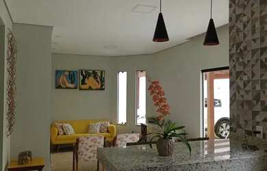 Imagem: A casa possui 2 Dormitórios, 1 Banheiro, 2 Vagas na garagem