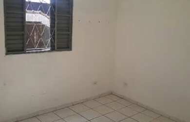 Imagem: A casa possui 1 Dormitório, 1 Banheiro e está localizado