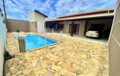 Imagem: A casa possui 2 Dormitórios, 2 Banheiros, 3 Vagas na garagem