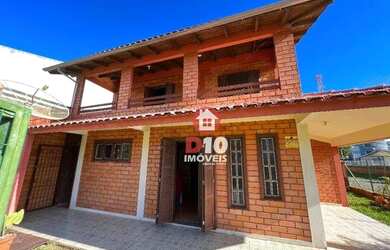 Imagem: A casa possui 4 Dormitórios, 2 Banheiros, 3 Vagas na garagem