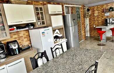 Imagem: A casa possui 2 Dormitórios, 2 Banheiros, 2 Vagas na garagem