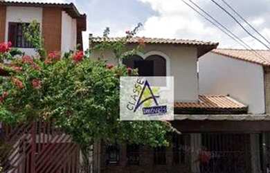 Imagem: A casa possui 3 Dormitórios, 2 Banheiros, 4 Vagas na garagem