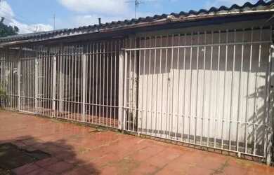 Imagem: A casa possui 4 Dormitórios, 2 Banheiros, 3 Vagas na garagem