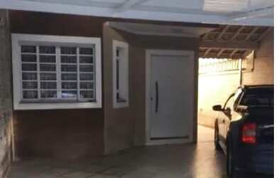 Imagem: A casa possui 2 Dormitórios, 2 Banheiros, 3 Vagas na garagem