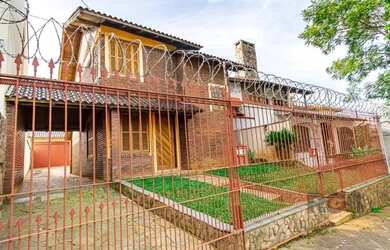 Imagem: A casa possui 3 Dormitórios, 4 Banheiros, 3 Vagas na garagem