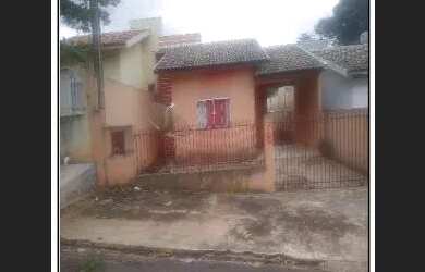 Imagem: A casa possui 3 Dormitórios, 1 Banheiro, 1 Vaga na garagem