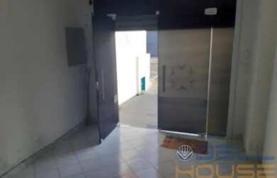 Imagem: A casa possui 5 Dormitórios, 3 Banheiros, 3 Vagas na garagem