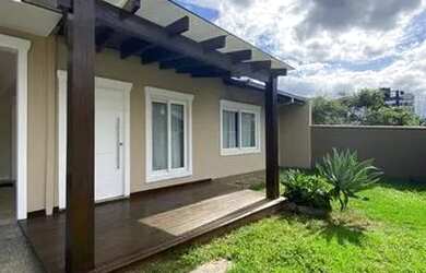 Imagem: A casa possui 3 Dormitórios, 3 Banheiros, 2 Vagas na garagem