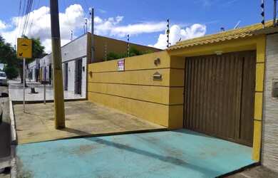 Imagem: A casa possui 3 Dormitórios, 2 Banheiros, 3 Vagas na garagem