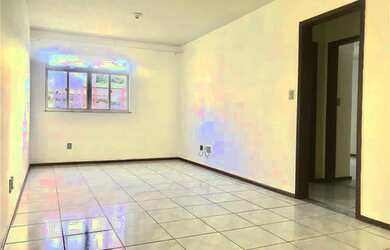 Imagem: O apartamento possui 3 Dormitórios, 1 Banheiro, 1 Vaga na garagem