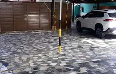 Imagem: A casa possui 3 Dormitórios, 4 Banheiros, 5 Vagas na garagem