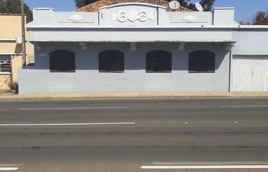 Imagem: A casa possui 3 Dormitórios, 1 Banheiro, 2 Vagas na garagem