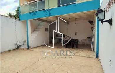 Imagem: A casa possui 3 Dormitórios, 2 Banheiros, 2 Vagas na garagem