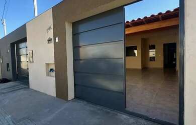 Imagem: A casa possui 3 Dormitórios, 1 Banheiro, 2 Vagas na garagem